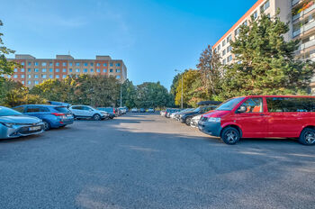 Kolem domu je možnost pohodlného parkování - Pronájem bytu 3+1 v osobním vlastnictví 69 m², Praha 6 - Řepy