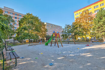 Dětské hřiště ve vnitrobloku domů - Pronájem bytu 3+1 v osobním vlastnictví 69 m², Praha 6 - Řepy