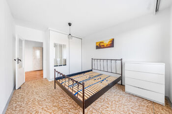 Pohled z ložnice do vstupní předsíně - Pronájem bytu 3+1 v osobním vlastnictví 69 m², Praha 6 - Řepy