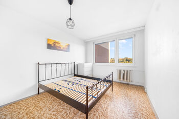 Ložnice bytu s částečným vybavením - Pronájem bytu 3+1 v osobním vlastnictví 69 m², Praha 6 - Řepy