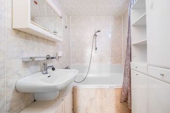 Koupelna s vanou - Pronájem bytu 3+1 v osobním vlastnictví 69 m², Praha 6 - Řepy