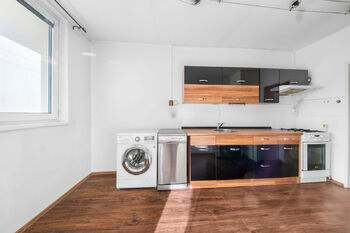 Pohled na kuchyň se spotřebiči - Pronájem bytu 3+1 v osobním vlastnictví 69 m², Praha 6 - Řepy