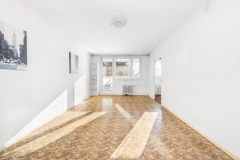 Světlý obývací pokoj se vstupem na lodžii - Pronájem bytu 3+1 v osobním vlastnictví 69 m², Praha 6 - Řepy