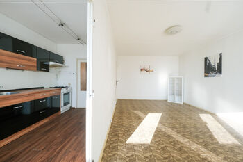Na kuchyni navazuje obývací pokoj - Pronájem bytu 3+1 v osobním vlastnictví 69 m², Praha 6 - Řepy