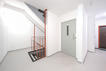 Chodba bytového domu s výtahem - Pronájem bytu 3+1 v osobním vlastnictví 69 m², Praha 6 - Řepy