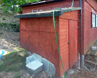 která ukývá nádrž na dešťovku. - Prodej chaty / chalupy 15 m², Hřivice