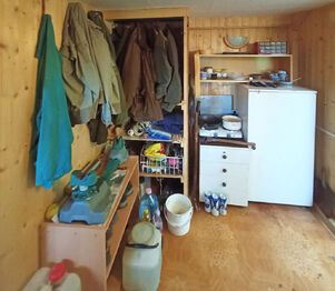najdou se i nějaké uniformy. - Prodej chaty / chalupy 15 m², Hřivice