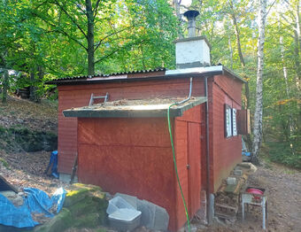 Zásoby dřeva na zimu jsou vedle kolny,  - Prodej chaty / chalupy 15 m², Hřivice