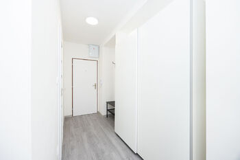 chodba bytu - Pronájem bytu 2+1 v osobním vlastnictví 55 m², Hradec Králové