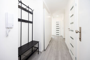 chodba bytu - Pronájem bytu 2+1 v osobním vlastnictví 55 m², Hradec Králové
