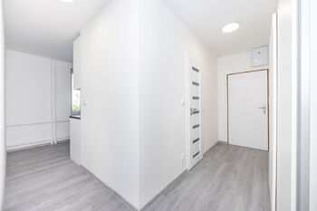 chodba bytu - Pronájem bytu 2+1 v osobním vlastnictví 55 m², Hradec Králové