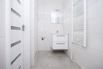 koupelna  - Pronájem bytu 2+1 v osobním vlastnictví 55 m², Hradec Králové