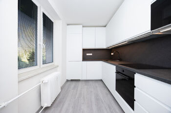 kuchyňská linka - Pronájem bytu 2+1 v osobním vlastnictví 55 m², Hradec Králové