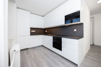 kuchyňská linka - Pronájem bytu 2+1 v osobním vlastnictví 55 m², Hradec Králové