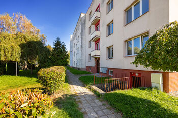 hlavní vchod - Pronájem bytu 2+1 v osobním vlastnictví 55 m², Hradec Králové