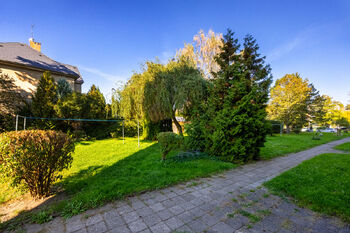 okolí domu - Pronájem bytu 2+1 v osobním vlastnictví 55 m², Hradec Králové