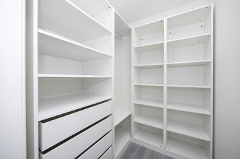 velmi praktický policový systém - Pronájem bytu 2+1 v osobním vlastnictví 55 m², Hradec Králové