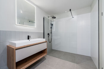 Koupelna s WC - Prodej bytu 4+kk v osobním vlastnictví 134 m², České Budějovice