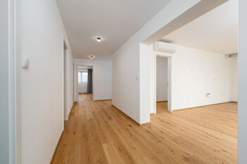 Chodba - Prodej bytu 4+kk v osobním vlastnictví 134 m², České Budějovice