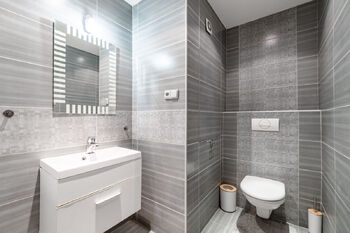 Koupelna + WC - Prodej bytu 3+kk v osobním vlastnictví 65 m², Praha 10 - Petrovice