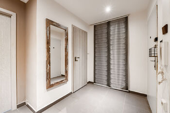 Chodba + komora - Prodej bytu 3+kk v osobním vlastnictví 65 m², Praha 10 - Petrovice