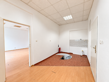 Místnost s prostorem pro kuchyňku - Pronájem kancelářských prostor 66 m², Praha 4 - Michle