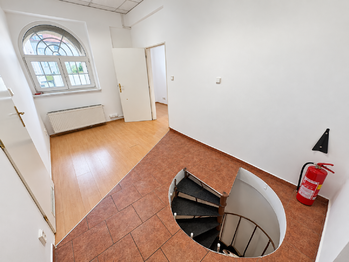 Místnost s prostorem pro kuchyňku - Pronájem kancelářských prostor 66 m², Praha 4 - Michle