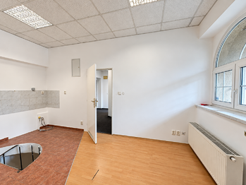 Místnost s prostorem pro kuchyňku - Pronájem kancelářských prostor 66 m², Praha 4 - Michle