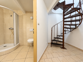 Schody do suterénu ke koupelně - Pronájem kancelářských prostor 66 m², Praha 4 - Michle