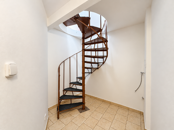 Schody do suterénu ke koupelně - Pronájem kancelářských prostor 66 m², Praha 4 - Michle