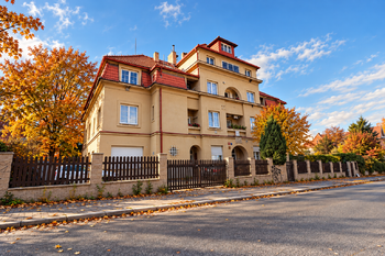 venkovní pohled na budovu s nebytovým prostorem - Pronájem kancelářských prostor 66 m², Praha 4 - Michle 