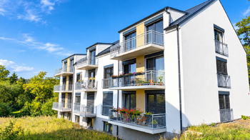 Pohled na bytový dům z ulice.  - Pronájem bytu 2+kk v osobním vlastnictví 67 m², Husinec 