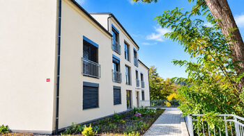 Pohled na bytový dům z ulice.  - Pronájem bytu 2+kk v osobním vlastnictví 67 m², Husinec