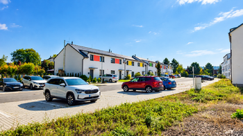 Parkovací stání u domu.  - Pronájem bytu 2+kk v osobním vlastnictví 67 m², Husinec