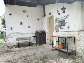 posezení před druhým vchodem - Prodej domu 100 m², Kounov