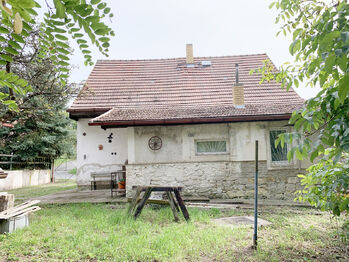 pohled na dům ze zahrady - Prodej domu 100 m², Kounov