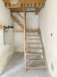 schodiště do patra - Prodej domu 100 m², Kounov