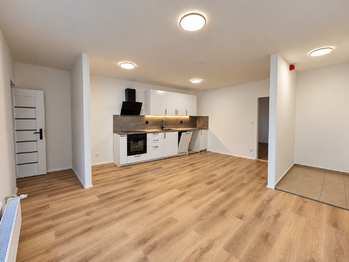 Obývací pokoj s kuchyňským koutem - Pronájem bytu 2+kk v osobním vlastnictví 40 m², Žatec