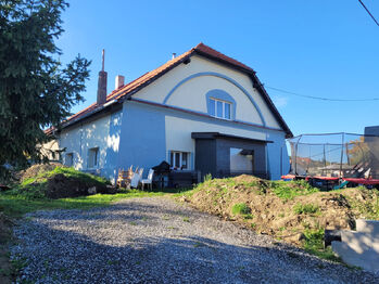 Pohled na dům z ulice. - Prodej domu 132 m², Všeradice 