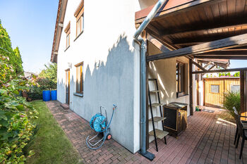 průchod do zadní části pozemku - Pronájem domu 130 m², Šestajovice