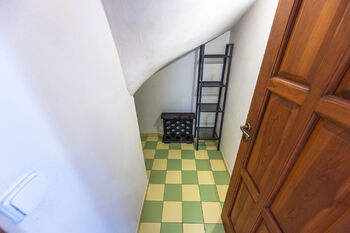 úložný prostor pod schody - Pronájem domu 130 m², Šestajovice