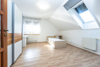 Pronájem domu 130 m², Šestajovice