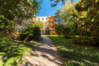 pohled na bytový dům - Prodej bytu 2+kk v osobním vlastnictví 56 m², Brno