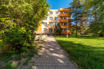 pohled na bytový dům - Prodej bytu 2+kk v osobním vlastnictví 56 m², Brno