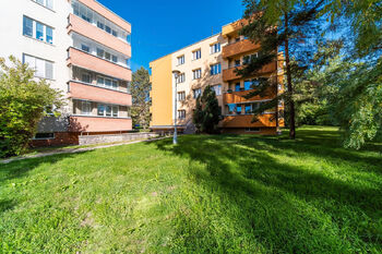 pohled na bytový dům - Prodej bytu 2+kk v osobním vlastnictví 56 m², Brno