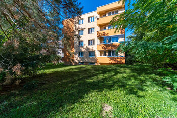 pohled na bytový dům - Prodej bytu 2+kk v osobním vlastnictví 56 m², Brno