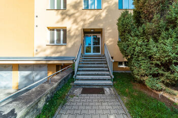 vstup do domu - Prodej bytu 2+kk v osobním vlastnictví 56 m², Brno