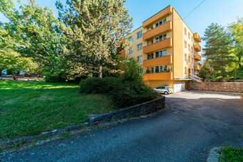 pohled na bytový dům - Prodej bytu 2+kk v osobním vlastnictví 56 m², Brno