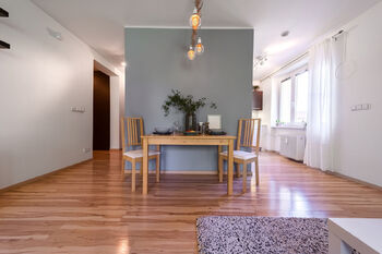 jídelní stůl - Prodej bytu 2+kk v osobním vlastnictví 56 m², Brno