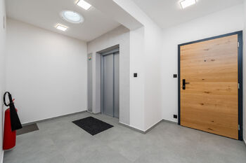 Výtah s výstupem přímo do bytu - pohled do vstupní haly bytu - Prodej bytu 4+kk v osobním vlastnictví 208 m², České Budějovice